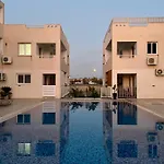 Creative 1br Pool View With Covered Parking شقة *