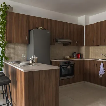 Creative 1br Pool View With Covered Parking Apartment Livadhia