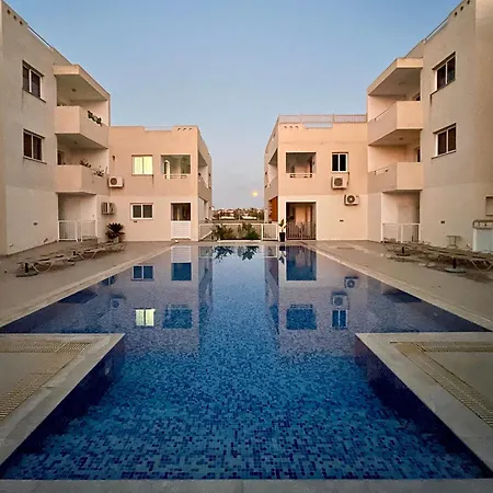 Creative 1br Pool View With Covered Parking Livadhia