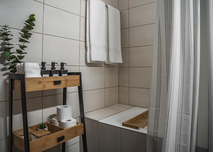 Creative 1br Pool View With Covered Parking *