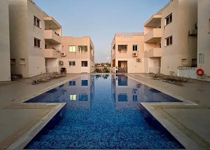 Creative 1br Pool View With Covered Parking Livadhia